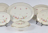Conjunto com 6 peças de porcelana francesa de L... - Conjunto com 6 peças de porcelana francesa de LIMOGES, CHARLES AHRENFELDT, sendo legumeira com presentoir e 4 travessas. Total de 6 peças.