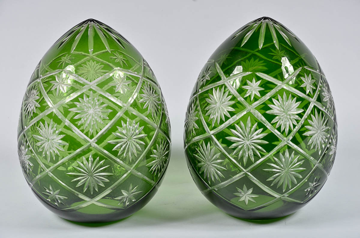 Par de pinhas em cristal lapidado, na cor verde e translucido. Alt...