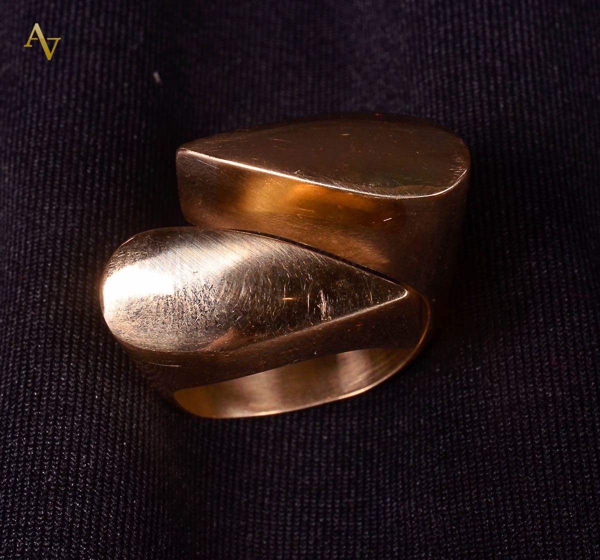 Anel de ouro 18 k com 2 gomos. Peso. 10.5 gr.