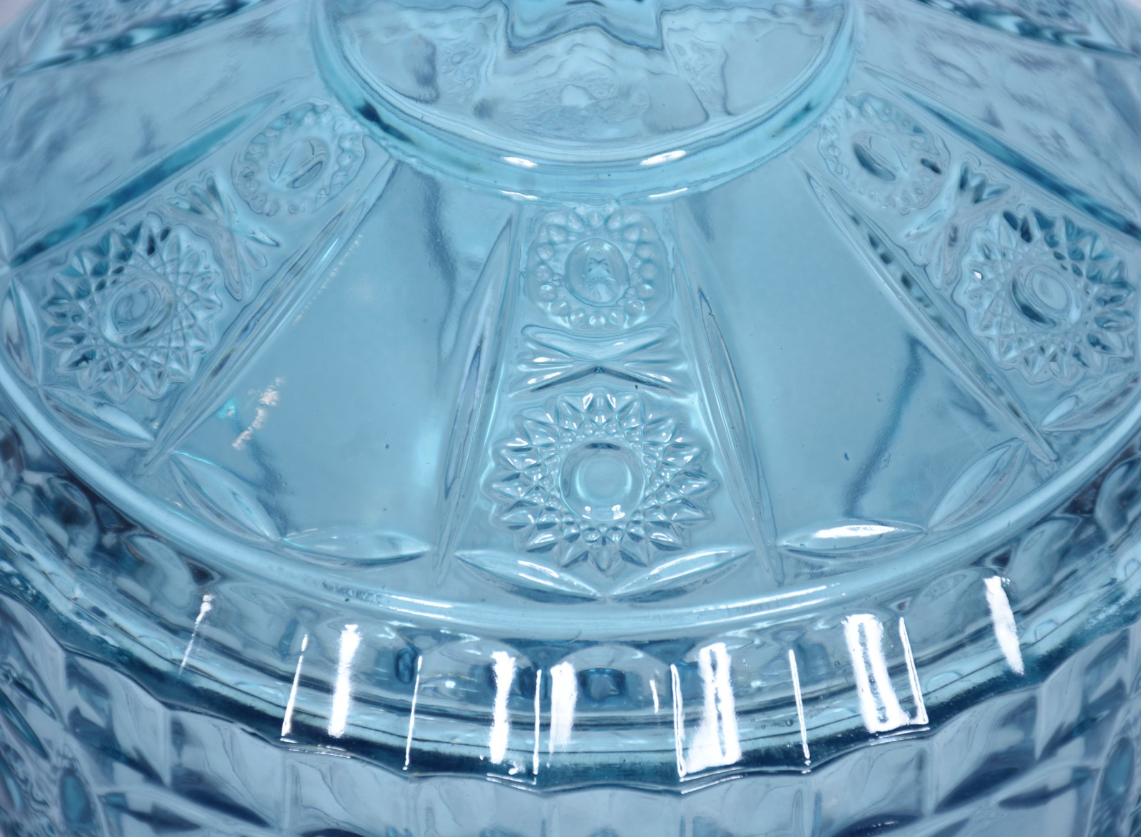 Compoteira em demi cristal trabalhado na cor azul. - foto 4 de 9