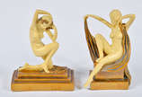 Duas esculturas de resina representando figuras... - Duas esculturas de resina representando figuras femininas. Alts. 20 cm.