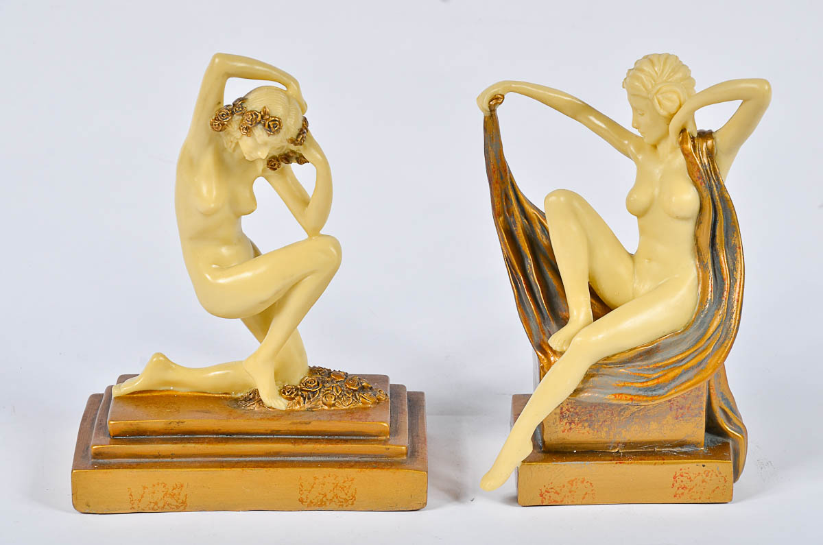 Duas esculturas de resina representando figuras femininas. Alts. 20...
