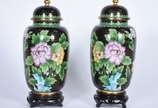 Par de potiches de cloisonné chines, flores em ... - Par de potiches de cloisonné chines, flores em policromia sobre fundo preto, bases de madeira.