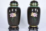 Par de potiches de cloisonné chines, flores em ... - Par de potiches de cloisonné chines, flores em policromia sobre fundo preto, bases de madeira.