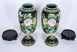 Par de potiches de cloisonné chines, flores em ... - Par de potiches de cloisonné chines, flores em policromia sobre fundo preto, bases de madeira.