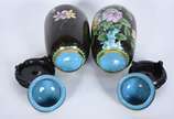 Par de potiches de cloisonné chines, flores em ... - Par de potiches de cloisonné chines, flores em policromia sobre fundo preto, bases de madeira.