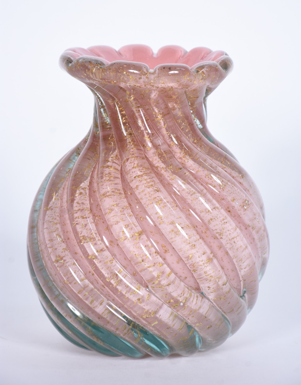 Vaso de vidro decorativo na cor rosa com pó de ouro, trabalhado em... - foto 1 de 4
