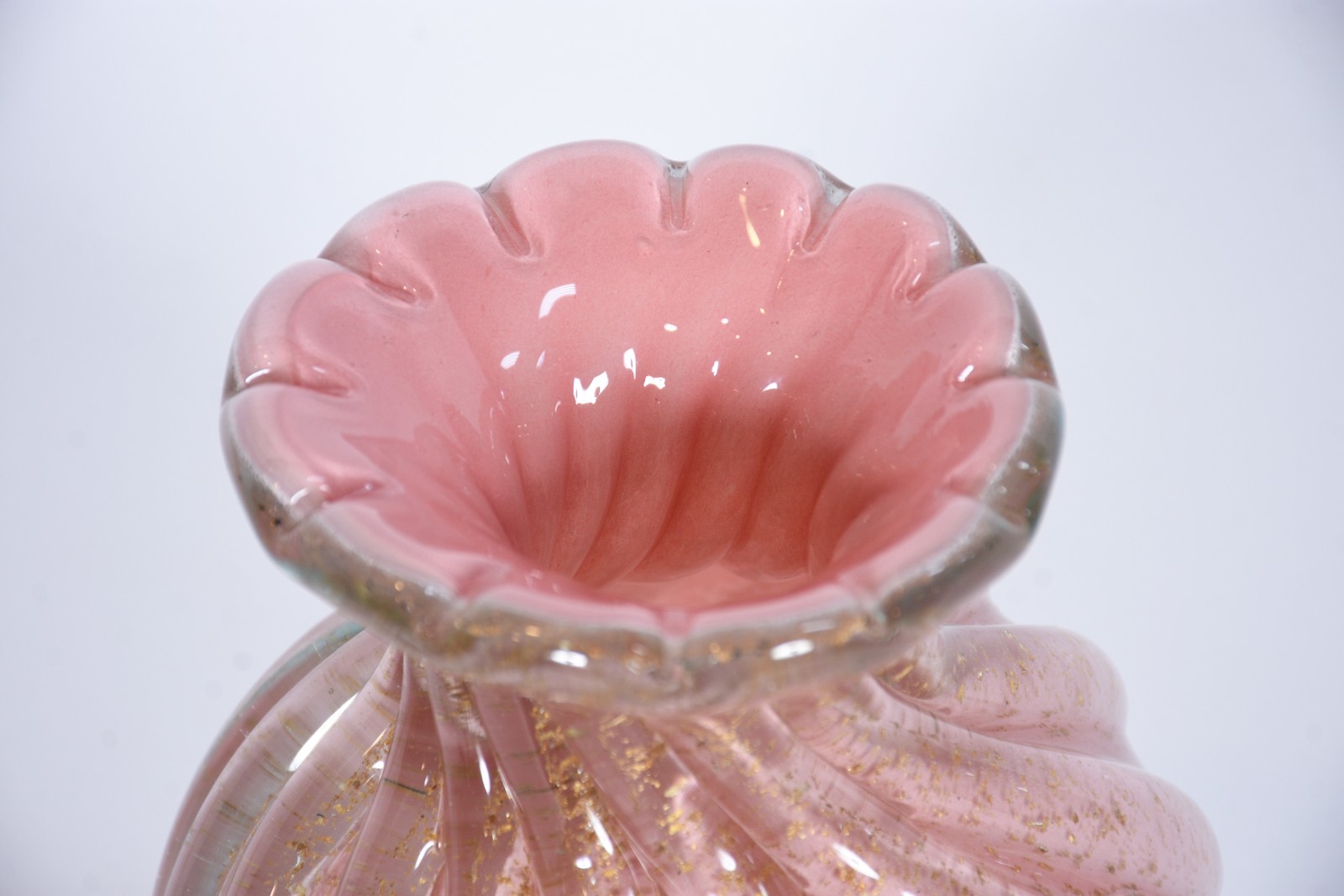 Vaso de vidro decorativo na cor rosa com pó de ouro, trabalhado em... - foto 2 de 4