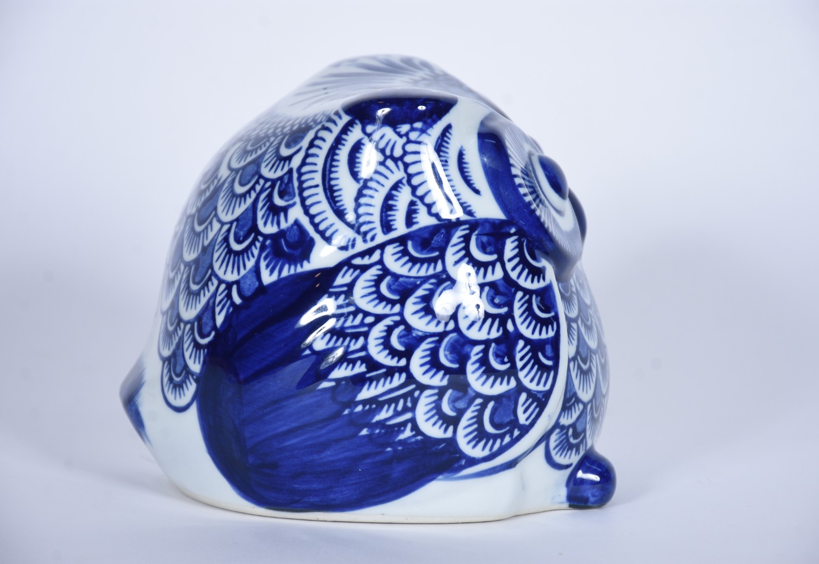 Estatueta decorativa representando Coruja de cerâmica azul e branca. - foto 3 de 6