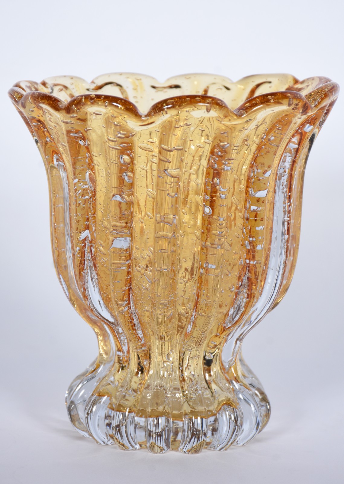 Vaso de vidro decorativo, trabalhado em gomos na cor âmbar. - foto 1 de 6