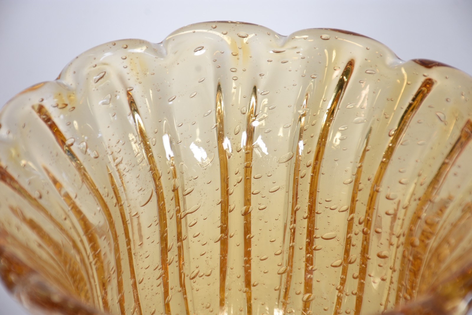 Vaso de vidro decorativo, trabalhado em gomos na cor âmbar. - foto 2 de 6