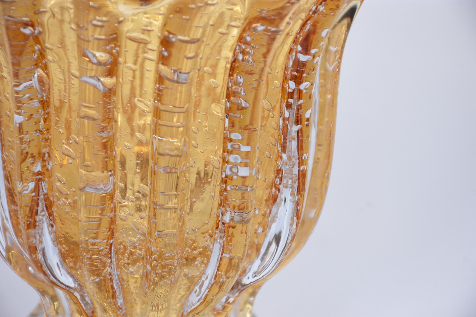 Vaso de vidro decorativo, trabalhado em gomos na cor âmbar. - foto 4 de 6