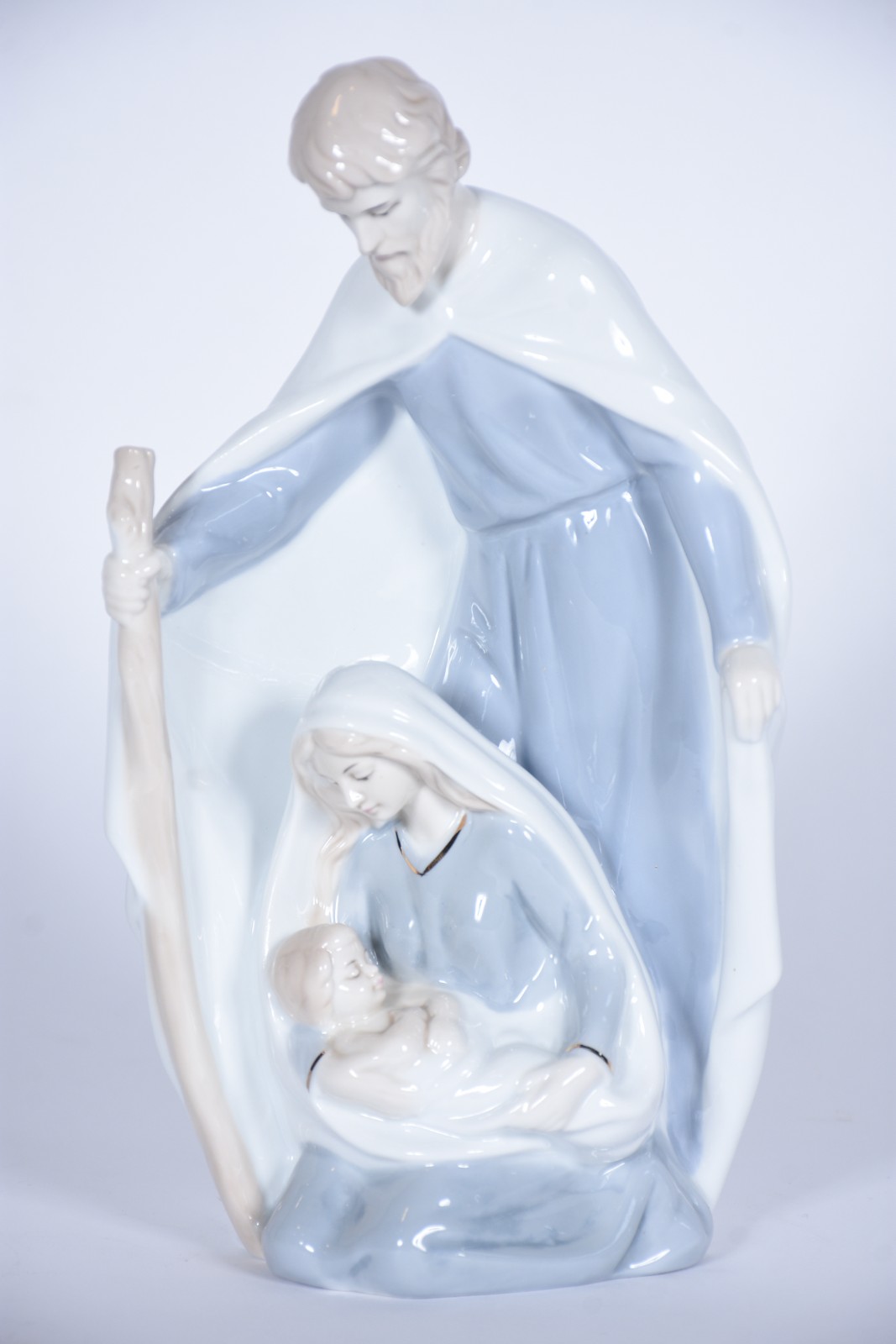 Estatueta de porcelana policromada representando Sagrada Família. - foto 1 de 6