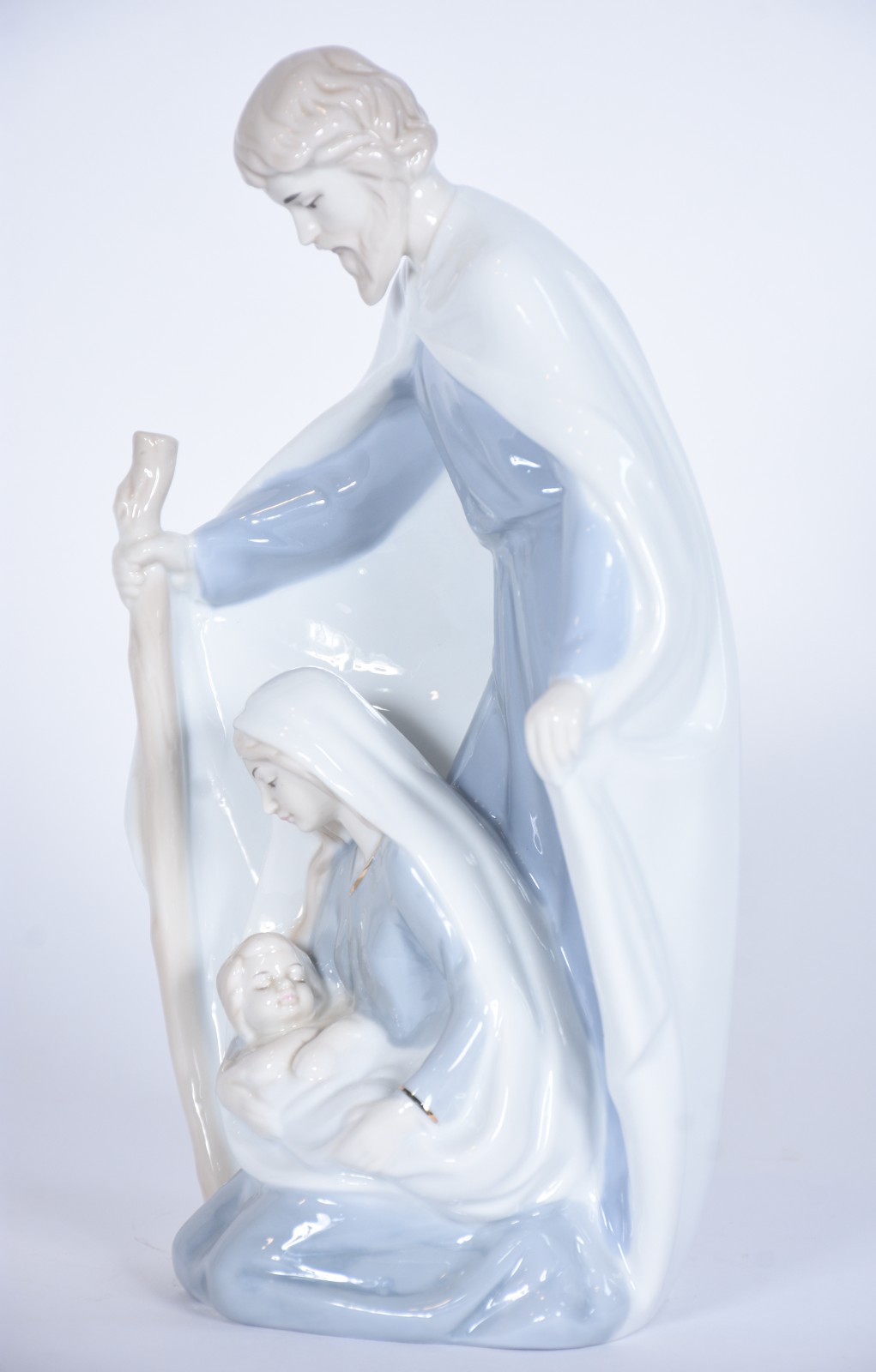 Estatueta de porcelana policromada representando Sagrada Família. - foto 3 de 6
