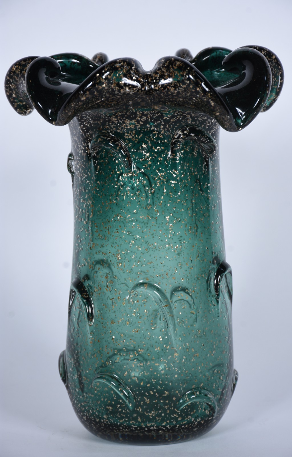 Vaso de vidro decorativo na cor verde com pó de ouro. - foto 1 de 4