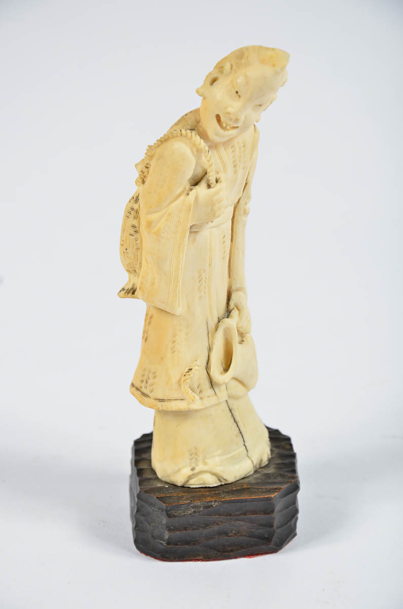 Estatueta de marfim repres.figura sorridente, faltando pedaço da...