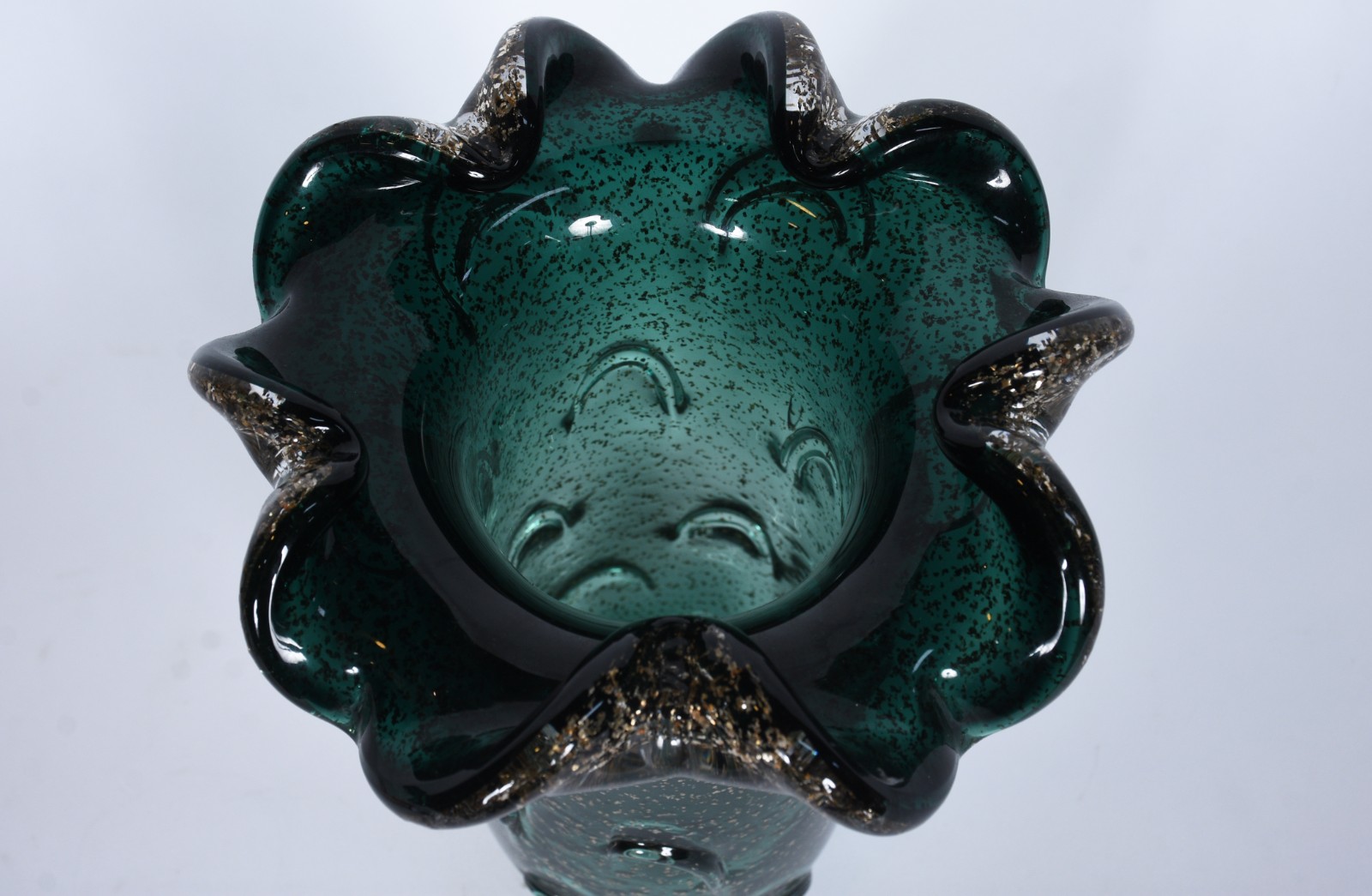 Vaso de vidro decorativo na cor verde com pó de ouro. - foto 2 de 4