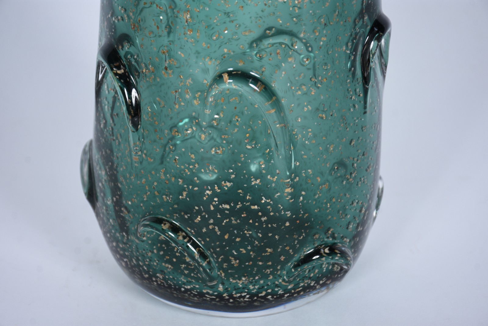 Vaso de vidro decorativo na cor verde com pó de ouro. - foto 3 de 4