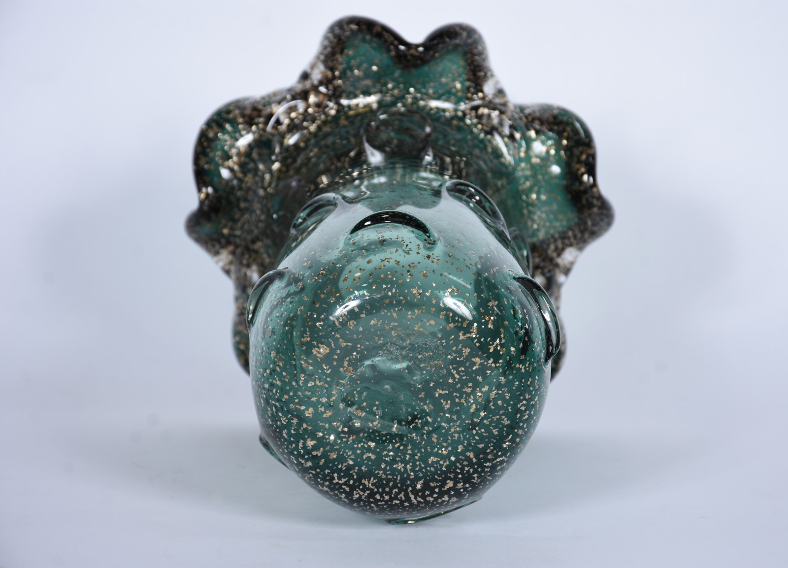 Vaso de vidro decorativo na cor verde com pó de ouro. - foto 4 de 4