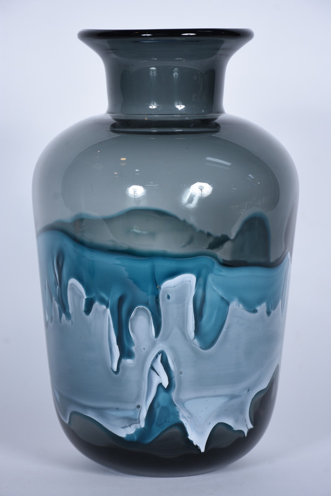 Vaso de vidro decorativo na cor azul com desenhos. - foto 1 de 6