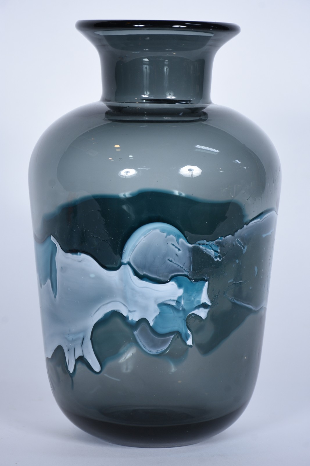 Vaso de vidro decorativo na cor azul com desenhos. - foto 2 de 6