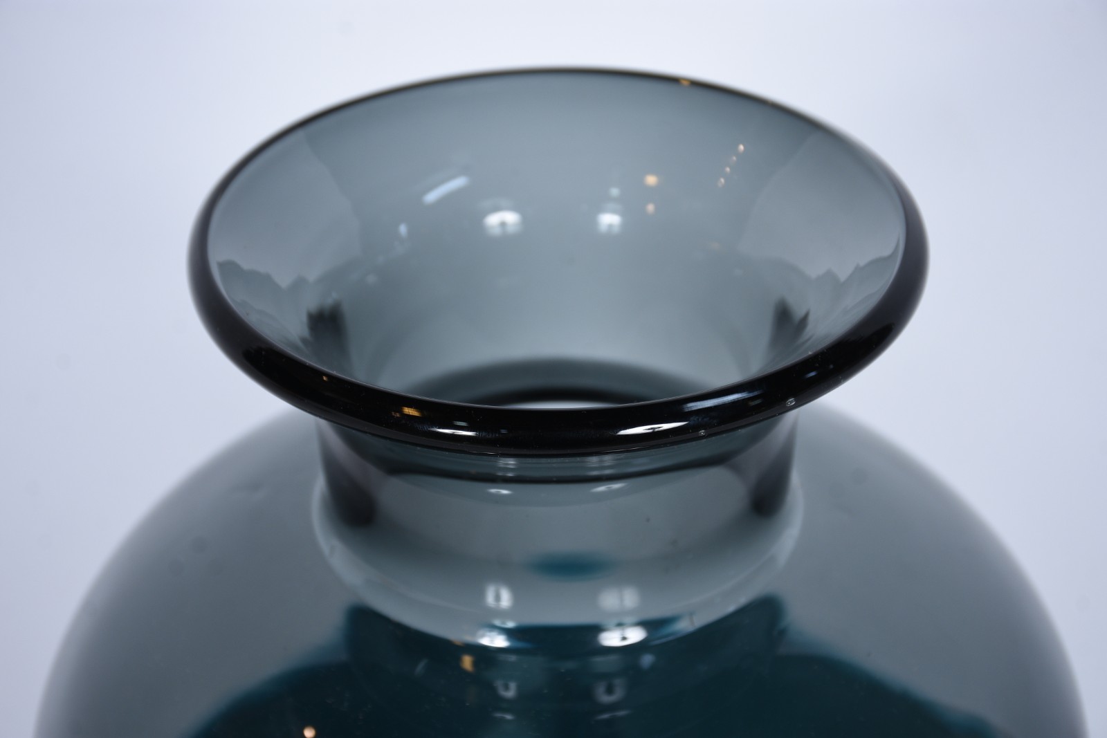 Vaso de vidro decorativo na cor azul com desenhos. - foto 3 de 6