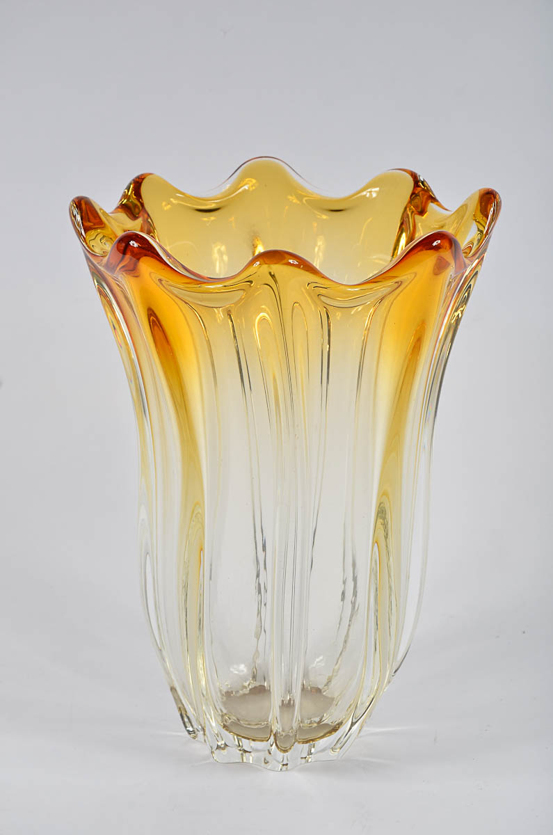 Vaso canelado de murano na cor ambar. Alt. 35 cm - diam. 24 cm.
