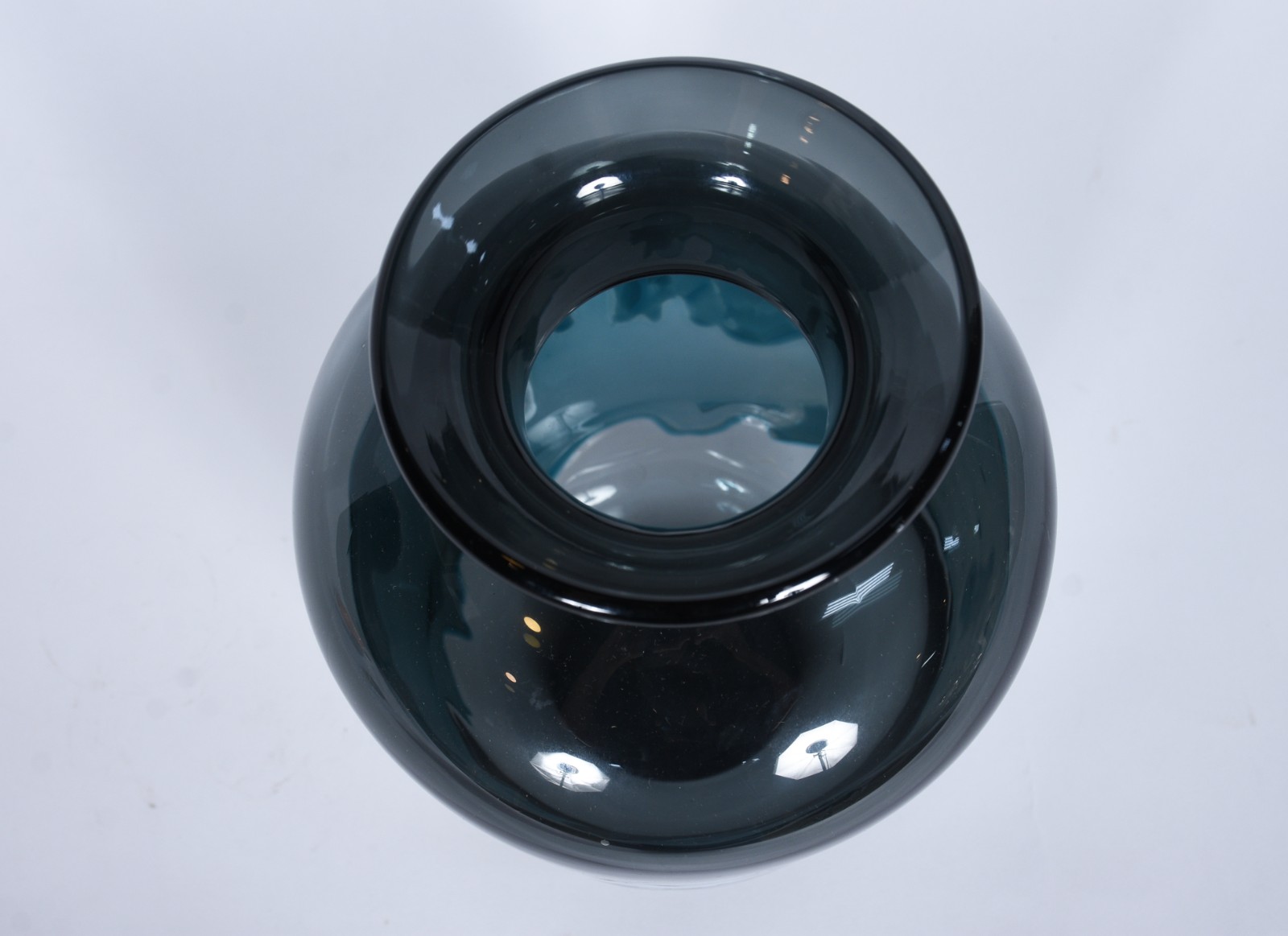 Vaso de vidro decorativo na cor azul com desenhos. - foto 4 de 6