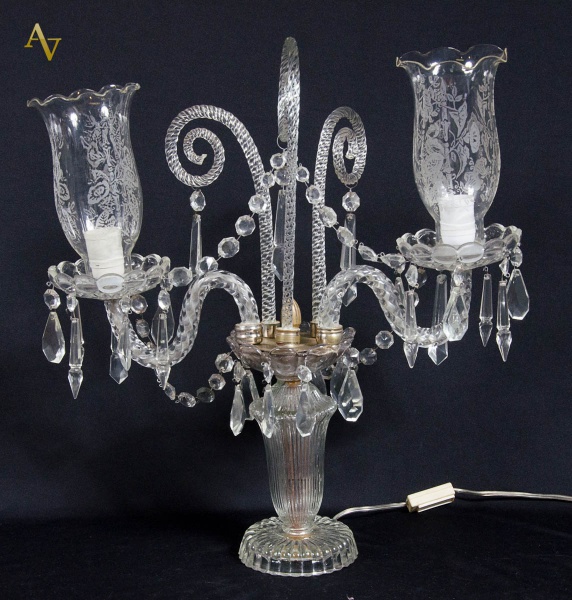 Abajour de cristal para 2 luzes com pingentes lapidados. Alt. 49 cm.