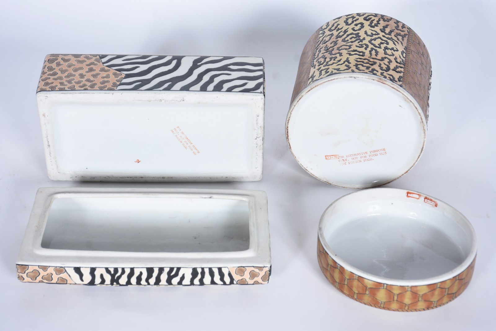 Duas caixas, sendo uma redonda e outra retangular de porcelana com... - foto 6 de 9