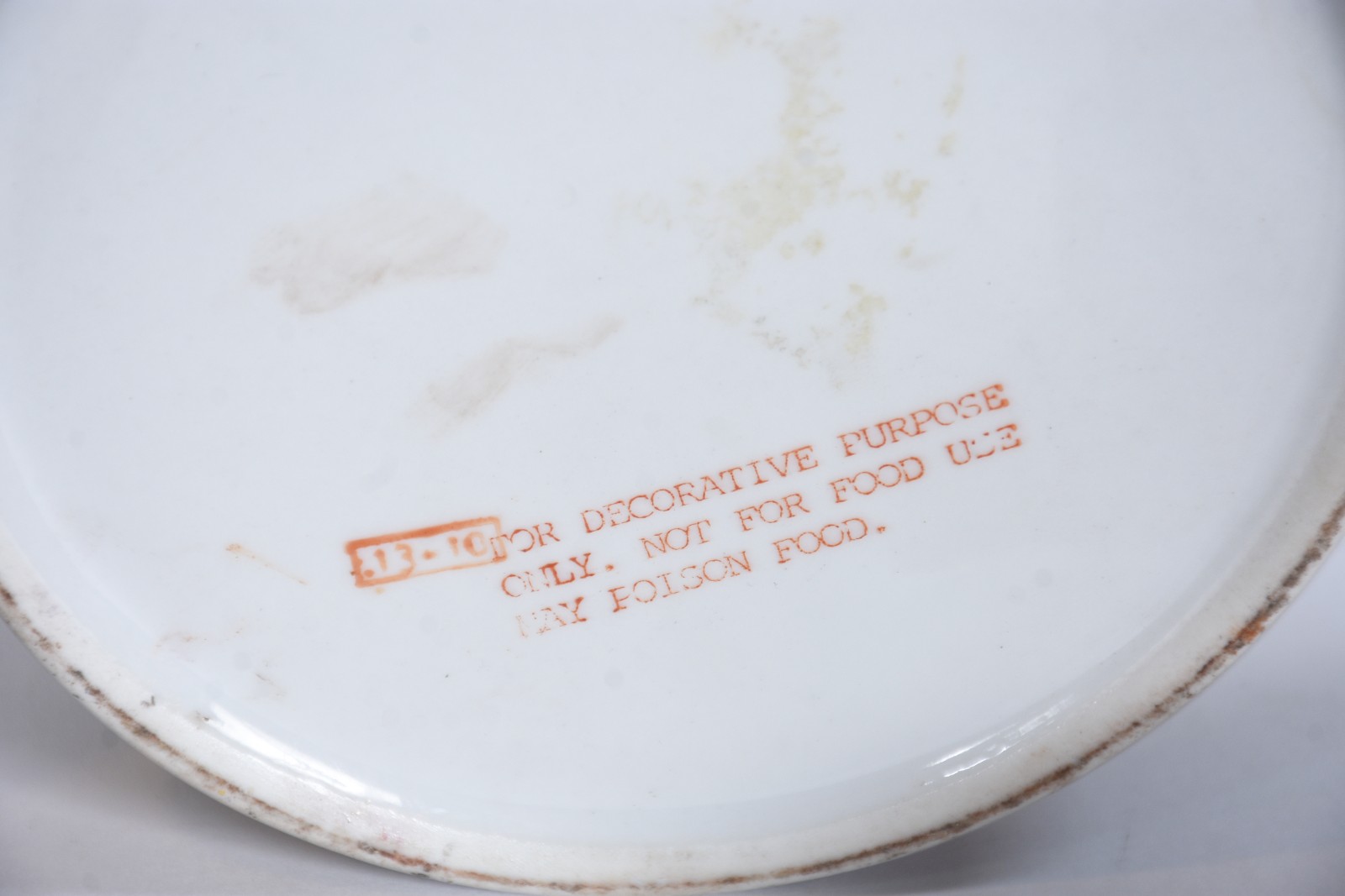 Duas caixas, sendo uma redonda e outra retangular de porcelana com... - foto 7 de 9