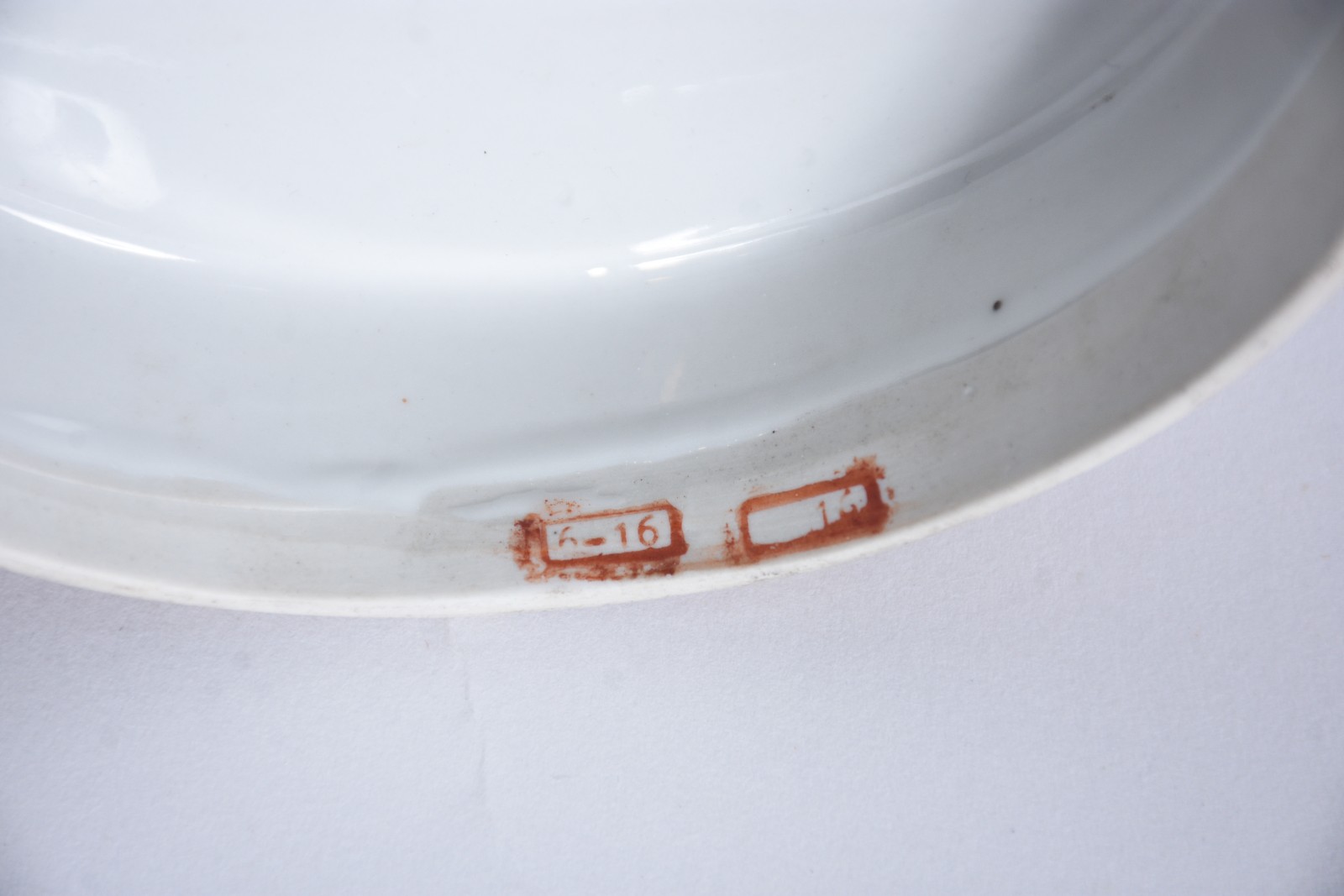 Duas caixas, sendo uma redonda e outra retangular de porcelana com... - foto 9 de 9