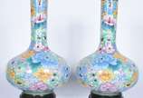 Par de vasos de cloisonné chines com flores pol... - Par de vasos de cloisonné chines com flores policromadas, bases de madeira.