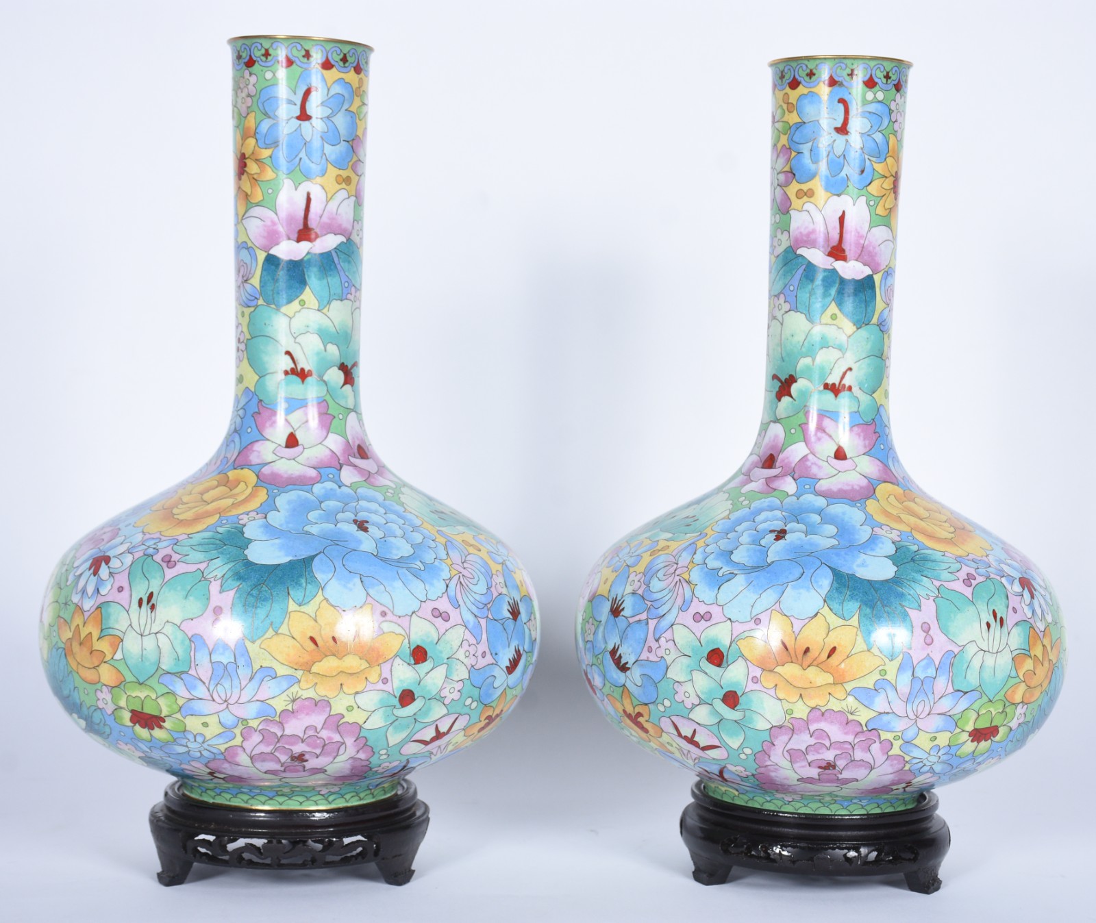 Par de vasos de cloisonné chines com flores policromadas, bases de... - foto 1 de 6