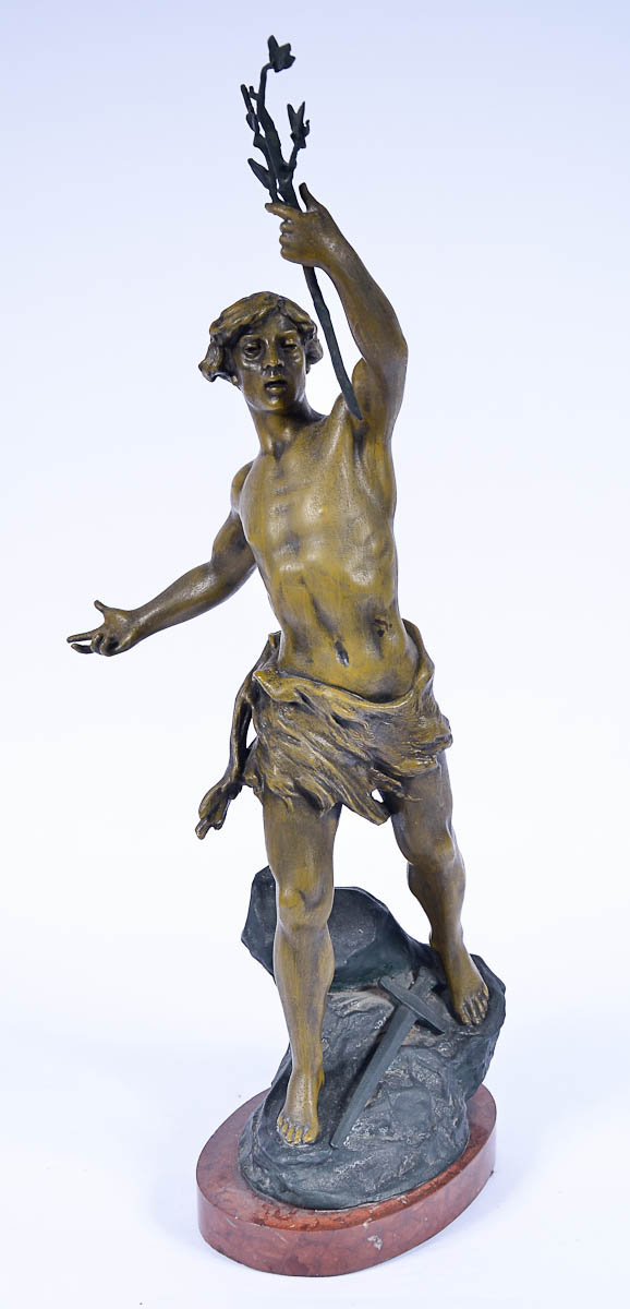 Escultura de petit bronze patinado representando jovem com espada aos...