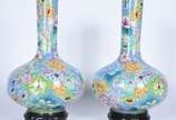 Par de vasos de cloisonné chines com flores pol... - Par de vasos de cloisonné chines com flores policromadas, bases de madeira.