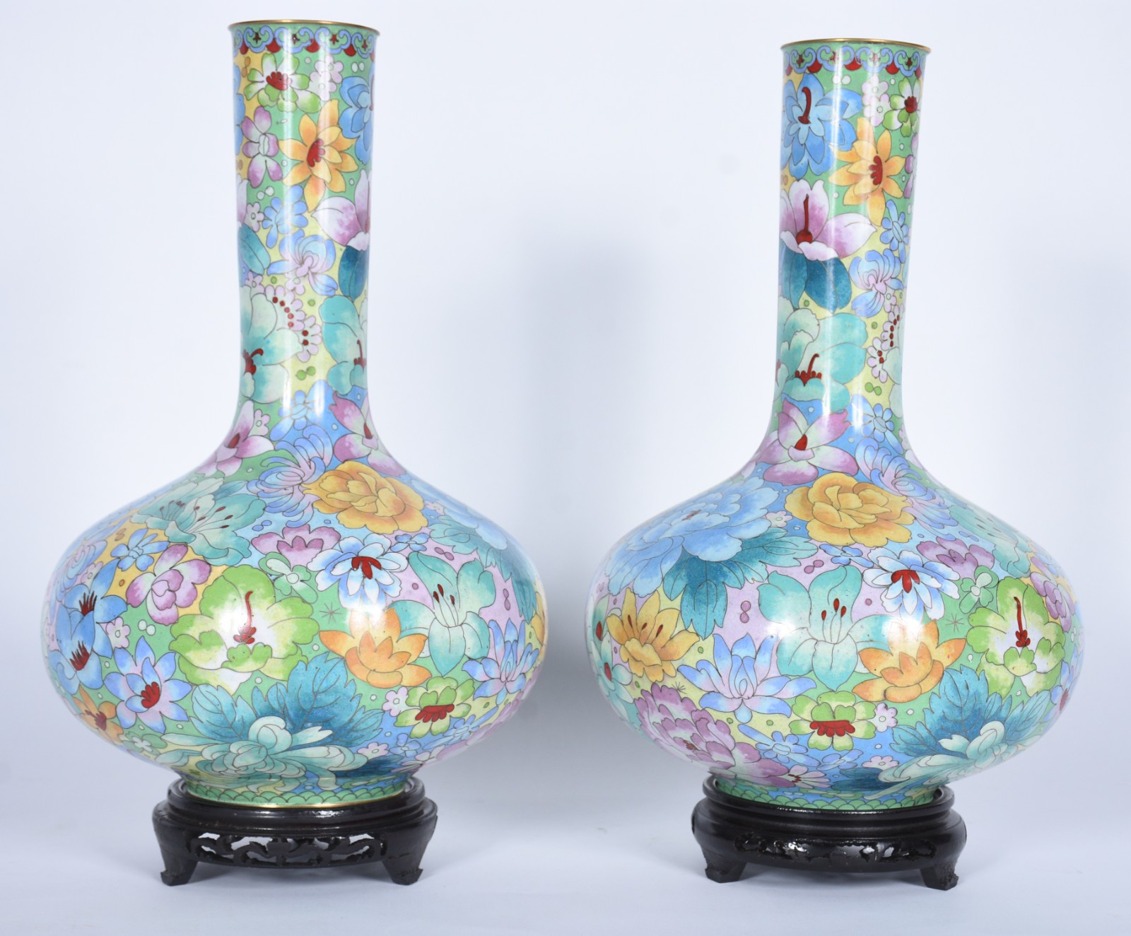 Par de vasos de cloisonné chines com flores policromadas, bases de... - foto 2 de 6