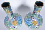 Par de vasos de cloisonné chines com flores pol... - Par de vasos de cloisonné chines com flores policromadas, bases de madeira.