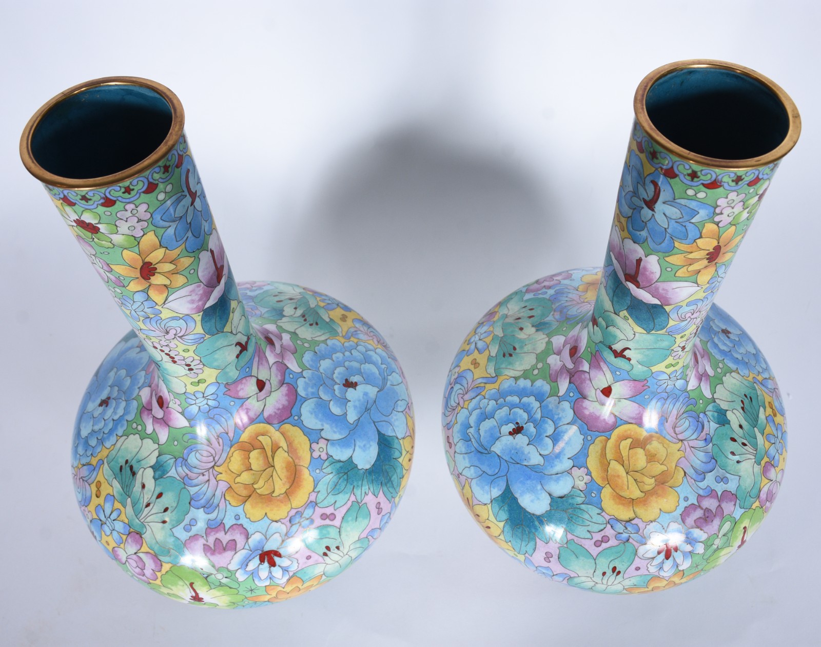 Par de vasos de cloisonné chines com flores policromadas, bases de... - foto 3 de 6