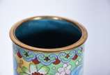 Par de vasos de cloisonné chines com flores pol... - Par de vasos de cloisonné chines com flores policromadas, bases de madeira.