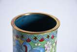Par de vasos de cloisonné chines com flores pol... - Par de vasos de cloisonné chines com flores policromadas, bases de madeira.