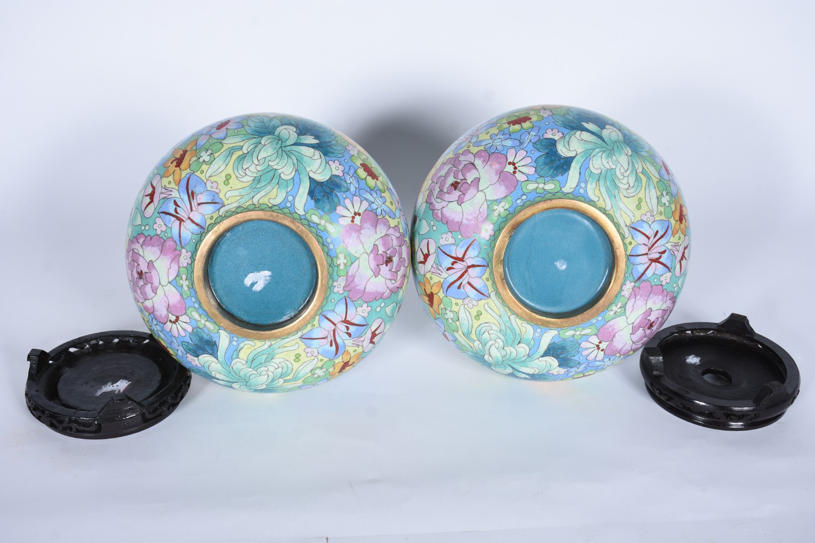 Par de vasos de cloisonné chines com flores policromadas, bases de... - foto 6 de 6