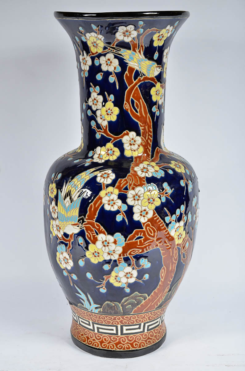 Jarrão de faiança policromada. Alt. 78 cm.