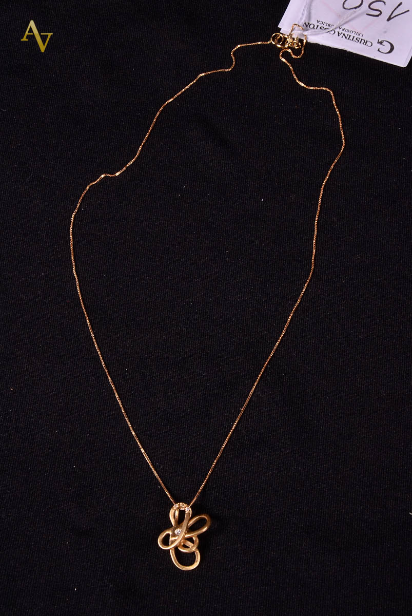 Pendente e seu cordão em ouro 18 k, brilhantes e arabesco. Peso...