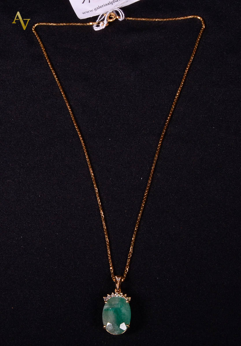 Pendente e seu cordão em ouro 18 k e esmeralda oval, de 10,65 carats...