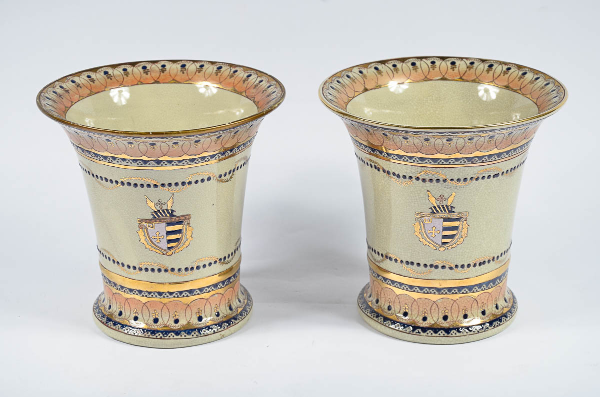 Par de vasos de porcelana craquele. Alt. 21 cm - diam. 21 cm.
