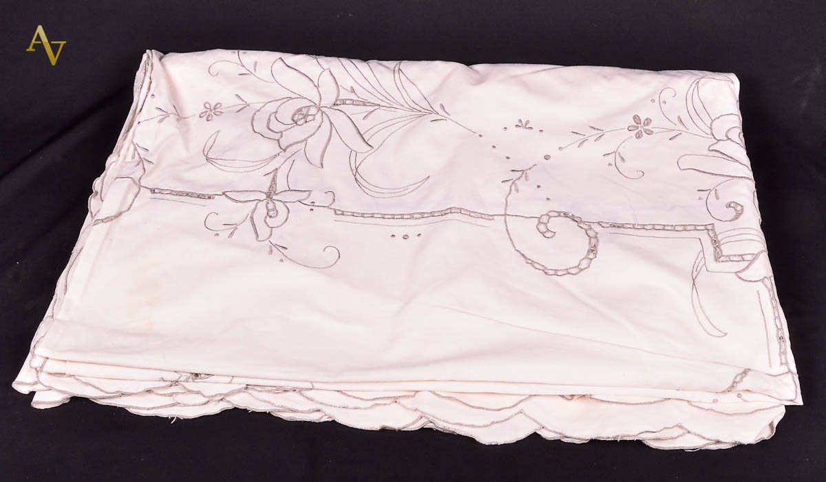 Toalha de linho na cor bege com bordado de flores. Med. 2,60 x 1,65 m.