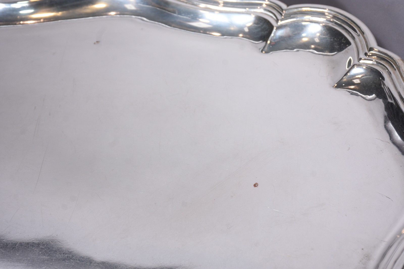 Bandeja com alças de prata contrastada 800 mls, borda em frisos. Peso... - foto 6 de 9