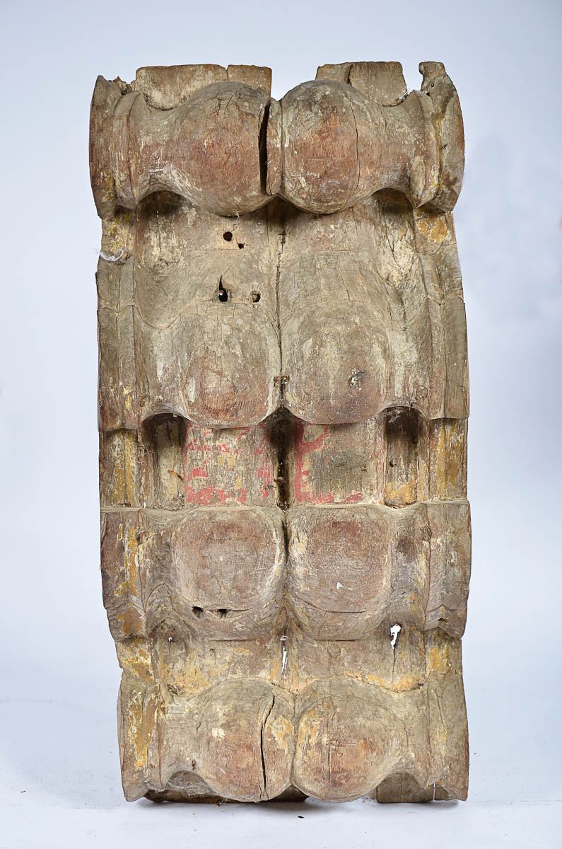 Antigo fragmento sacro de madeira entalhada. Med. 50 x 30.