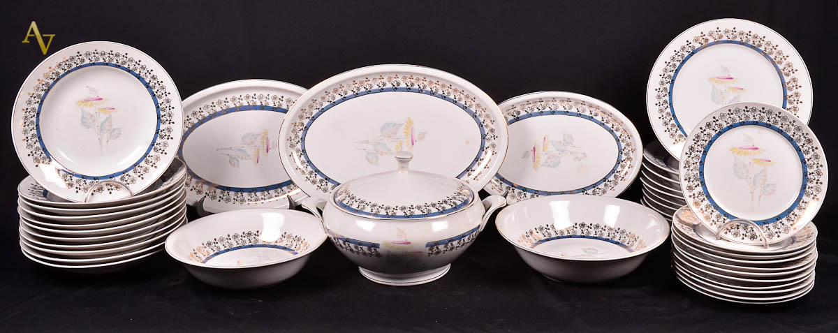 Aparelho de jantar de porcelana Mauá composto de: 10 pratos rasos, 11...